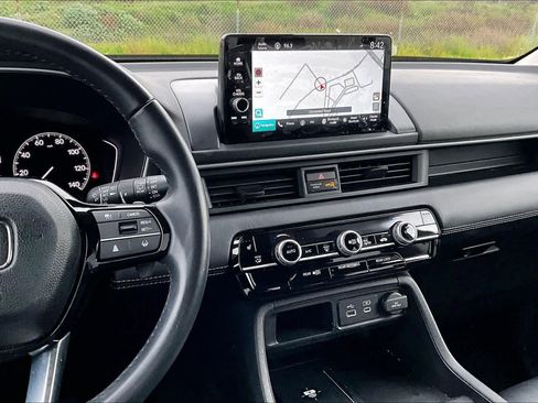 Used 2023 Honda Pilot Touring image 6