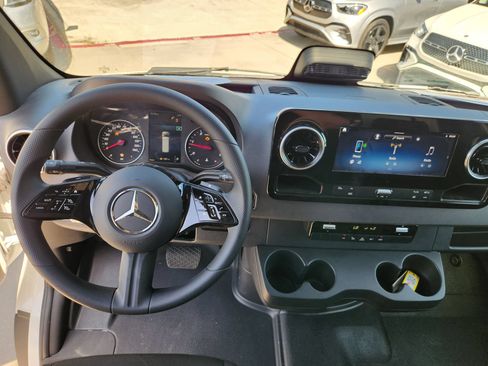 Used 2025 Mercedes-Benz Sprinter 4500 image 24