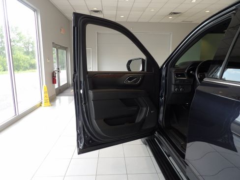 Used 2023 Chevrolet Suburban High Country AWD/4WD image 9