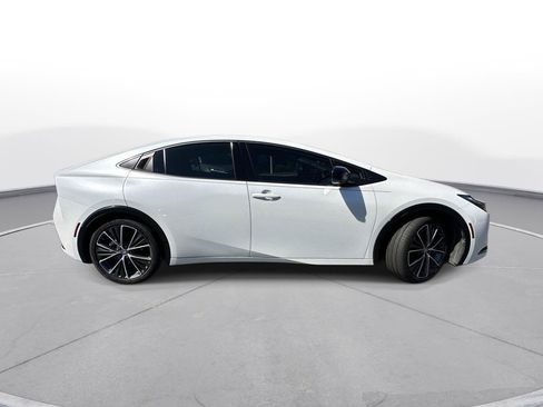Used 2024 Toyota Prius XLE FWD image 5