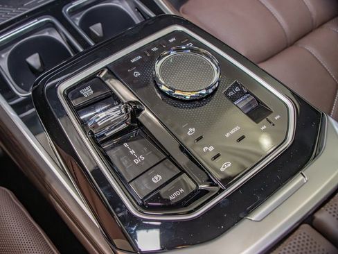 Used 2026 BMW 750e xDrive w/ Executive Package image 19