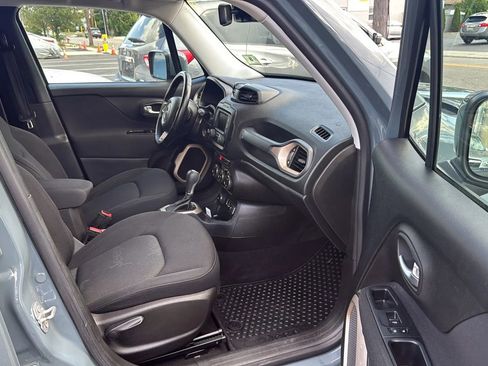 Used 2017 Jeep Renegade Latitude w/ Popular Equipment Group image 25