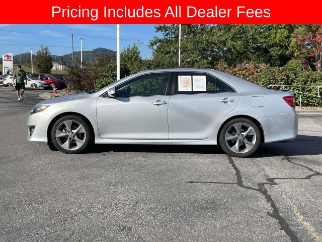 Used 2014 Toyota Camry SE w/ Moonroof Package FWD image 2