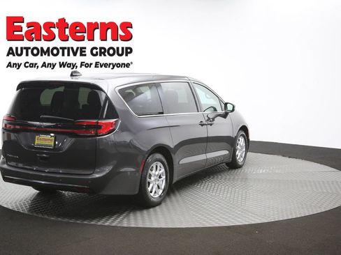 Used 2023 Chrysler Pacifica Touring-L FWD image 41