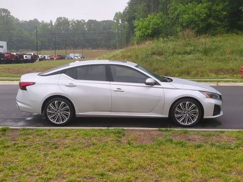 Used 2023 Nissan Altima 2.5 SL FWD image 14