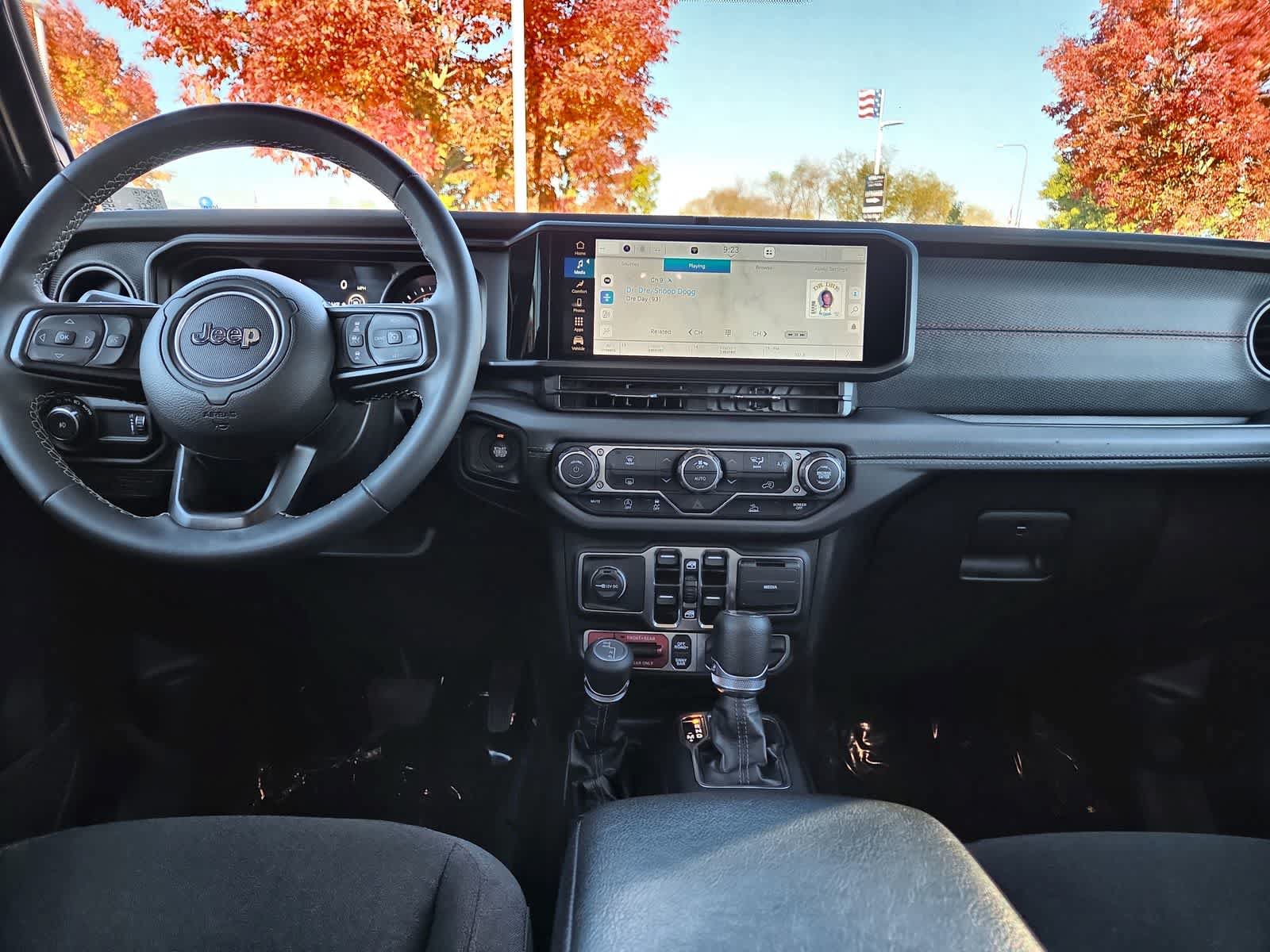 Used 2025 Jeep Wrangler Unlimited Rubicon AWD/4WD image 18