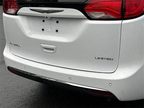 Used 2019 Chrysler Pacifica Limited image 5