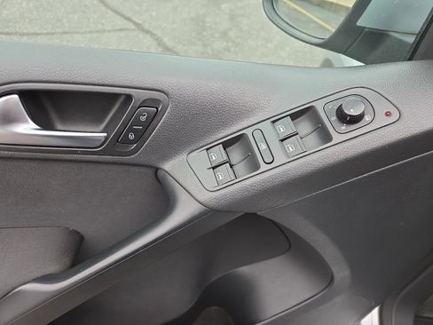 Used 2010 Volkswagen Tiguan S image 21