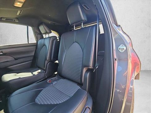 Used 2023 Toyota Highlander XSE image 16