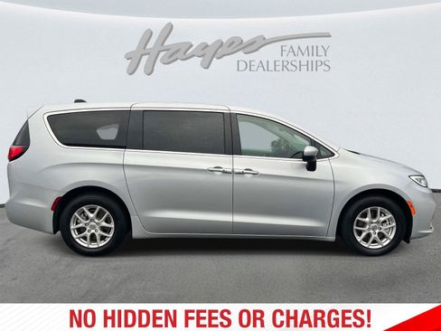 Used 2023 Chrysler Pacifica Touring-L FWD image 2