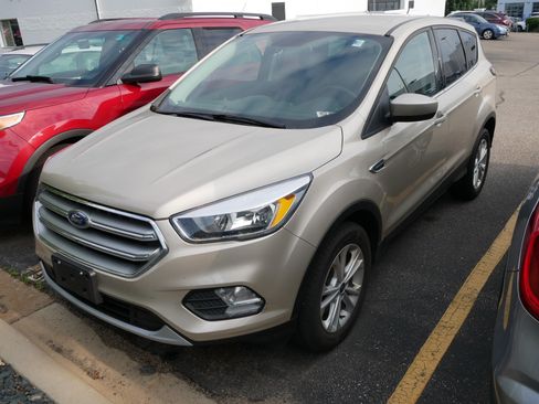 Used 2017 Ford Escape SE w/ SE Cold Weather Package AWD/4WD image 2