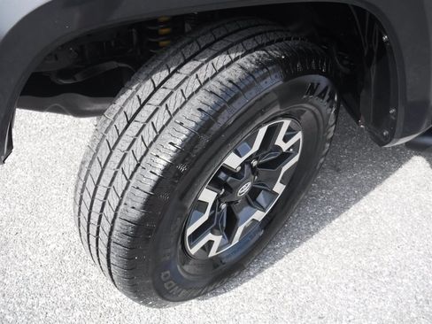 Used 2017 Toyota Tacoma TRD Off-Road image 24