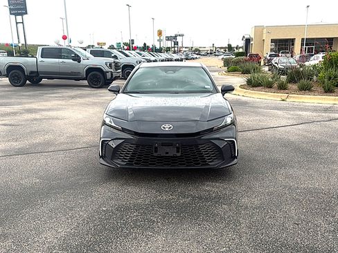 Used 2025 Toyota Camry SE w/ Convenience Package FWD image 3