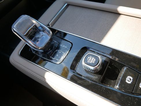 New 2025 Volvo XC90 T8 Core image 9