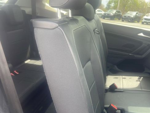 Used 2020 Volkswagen Tiguan SE w/ Panoramic Sunroof Package FWD image 8