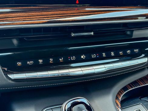 Used 2022 Cadillac Escalade Premium Luxury AWD/4WD image 25