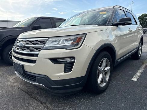 Used 2018 Ford Explorer XLT w/ Equipment Group 202A FWD image 3