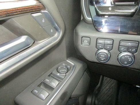 Used 2024 GMC Sierra 1500 SLE w/ X31 Off-Road Package image 43