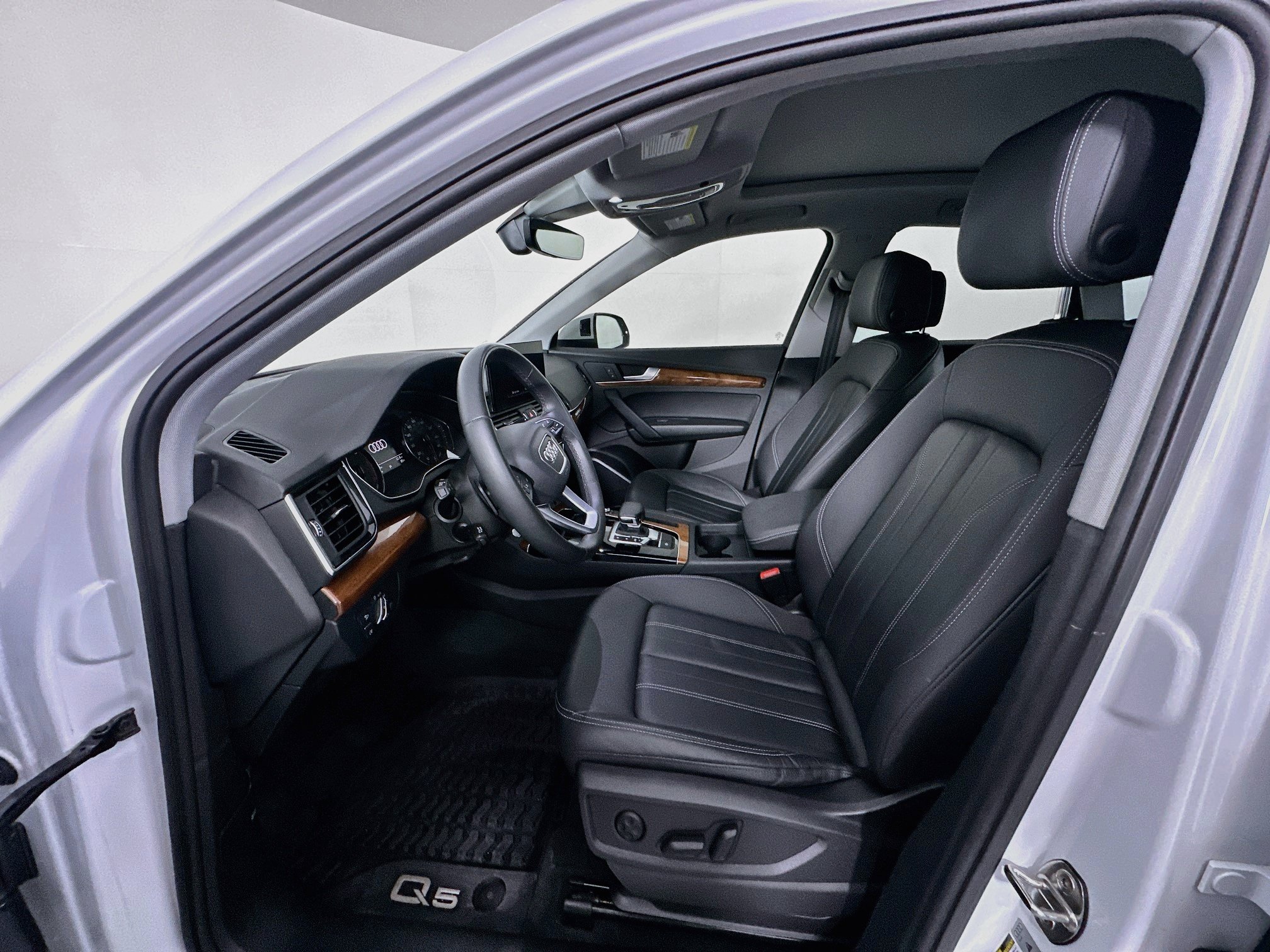 Used 2023 Audi Q5 2.0T Premium w/ Convenience Package AWD/4WD image 13