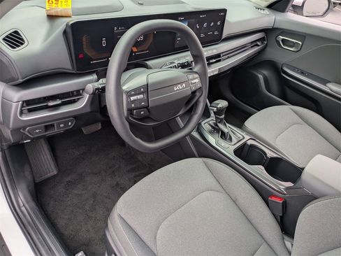 Used 2025 Kia K4 LXS image 17