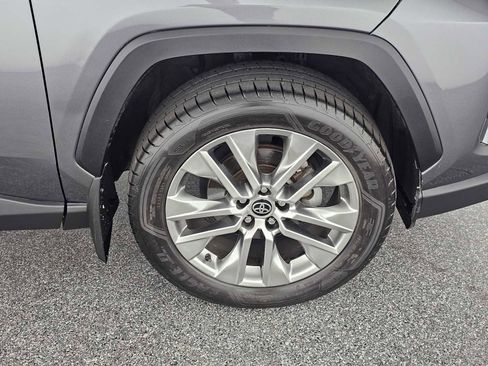 Used 2022 Toyota RAV4 XLE Premium image 9