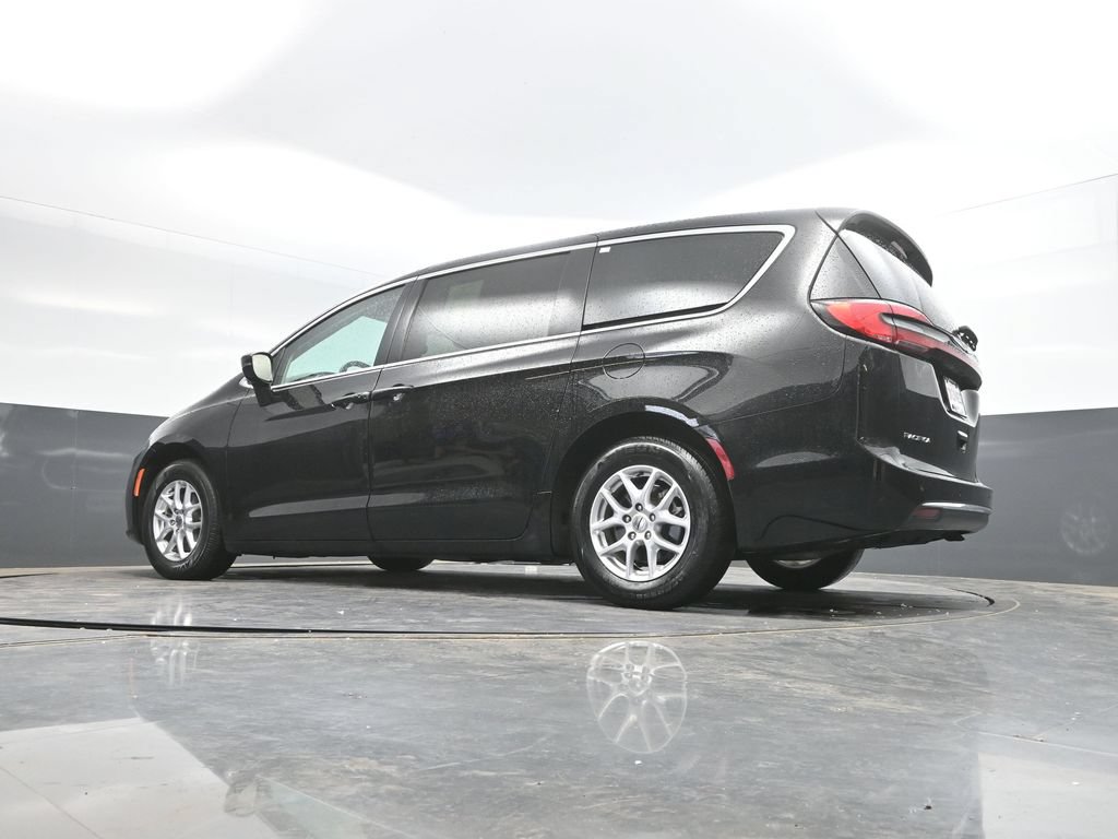 Used 2024 Chrysler Pacifica Touring-L FWD image 35