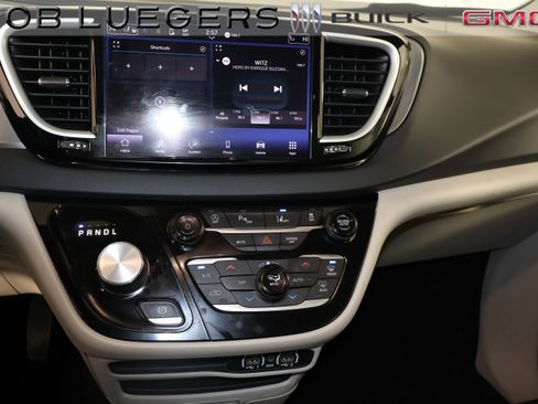 Used 2023 Chrysler Pacifica Touring-L FWD image 21