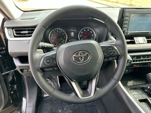 Used 2021 Toyota RAV4 XLE Premium image 14