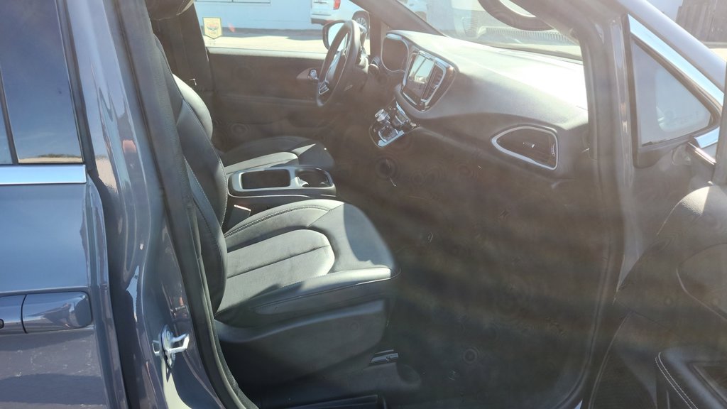 Used 2025 Chrysler Pacifica Select FWD image 11