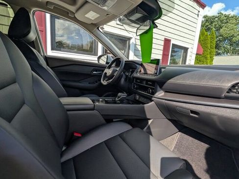 Used 2023 Nissan Rogue SV w/ SV Premium B Package FWD image 15