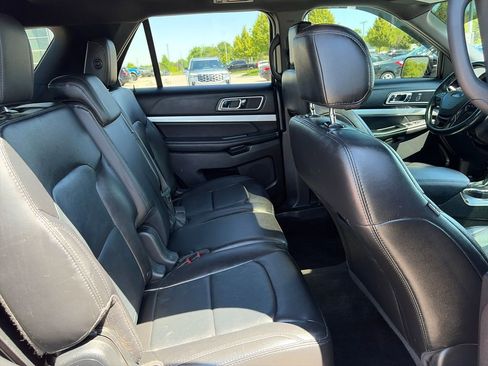 Used 2017 Ford Explorer XLT w/ Equipment Group 202A AWD/4WD image 31