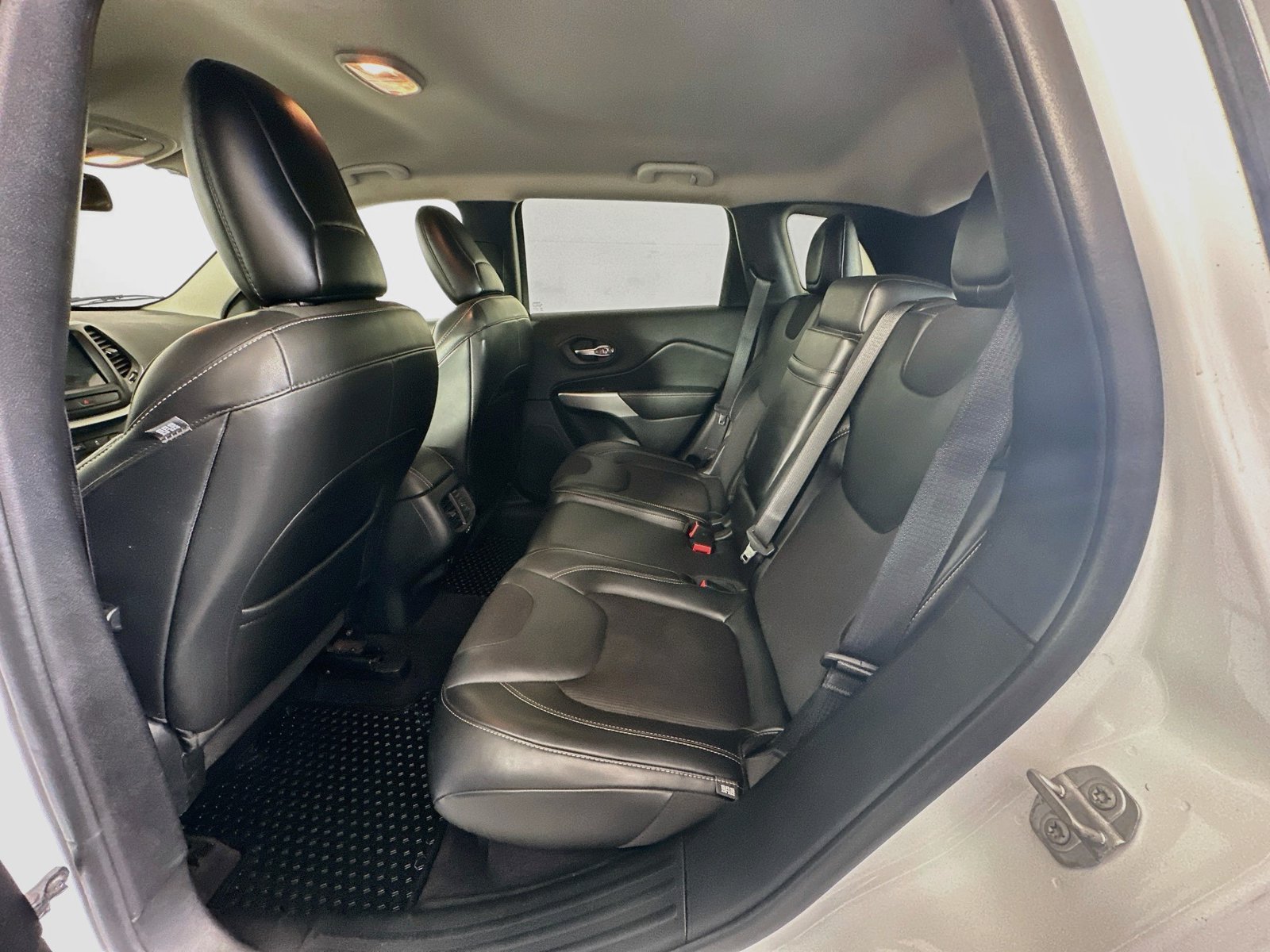 Used 2018 Jeep Cherokee Latitude Plus w/ Cold Weather Group AWD/4WD image 23