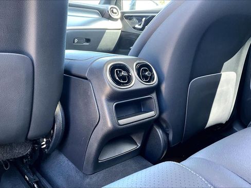 Used 2024 Mercedes-Benz GLC 300 4MATIC image 36