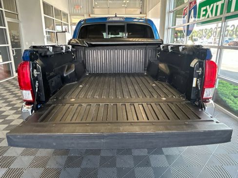 Used 2017 Toyota Tacoma SR5 w/ Tow Package AWD/4WD image 11