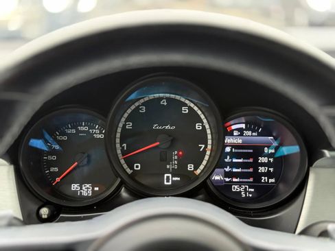 Used 2018 Porsche Macan Turbo image 16