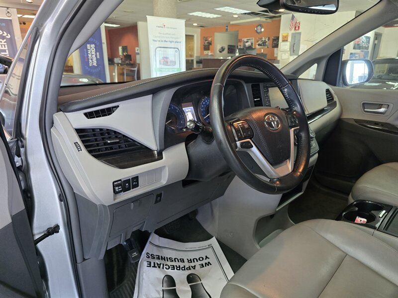 Used 2019 Toyota Sienna XLE w/ XLE Navigation Package FWD image 8