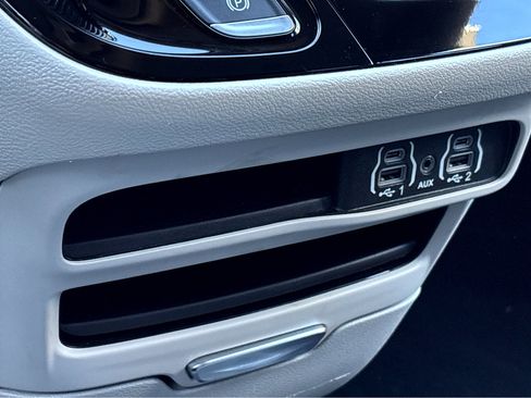 Used 2021 Chrysler Voyager L image 16