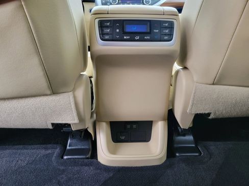 Used 2019 Toyota Highlander Limited Platinum image 12