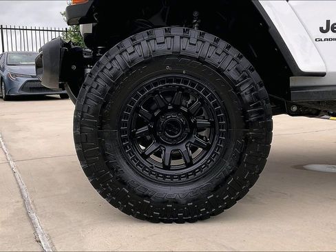 Used 2025 Jeep Gladiator Sport image 12