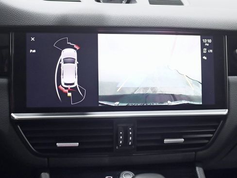 Used 2022 Porsche Cayenne image 16