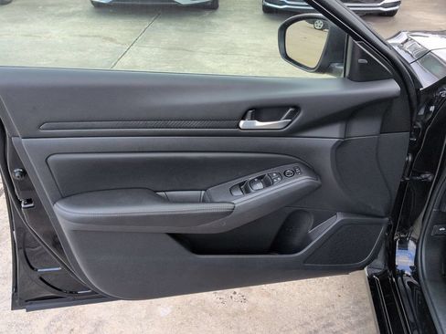 Used 2025 Nissan Altima 2.5 SV FWD image 11