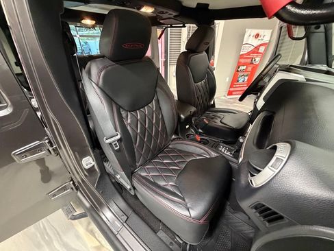 Used 2016 Jeep Wrangler Unlimited Rubicon w/ Connectivity Group AWD/4WD image 5