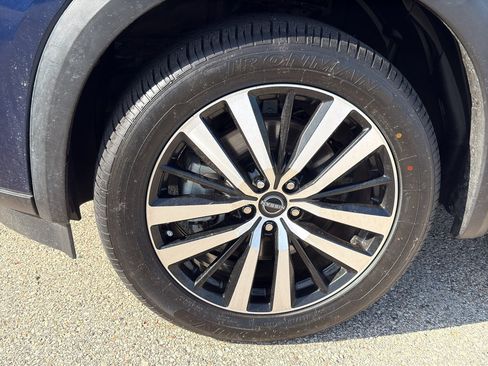 Used 2023 Nissan Pathfinder Platinum w/ Black Appearance Package FWD image 8