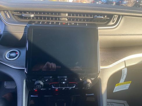 New 2025 Jeep Grand Cherokee Limited w/ Black Appearance Package image 13