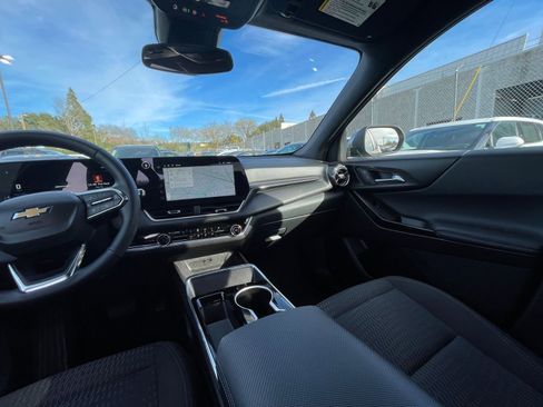 Used 2025 Chevrolet Equinox LT image 36