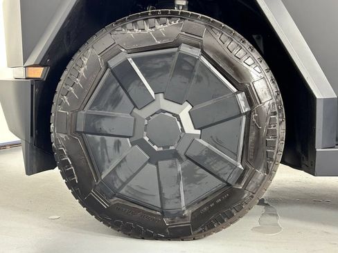 Used 2024 Tesla Cybertruck AWD Crew Cab image 41