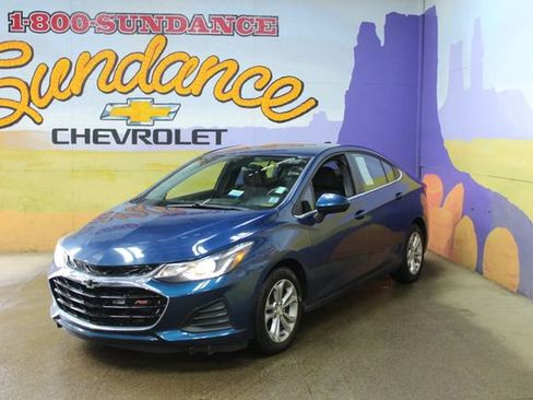 Used 2019 Chevrolet Cruze LT w/ LT True North Edition FWD image 2