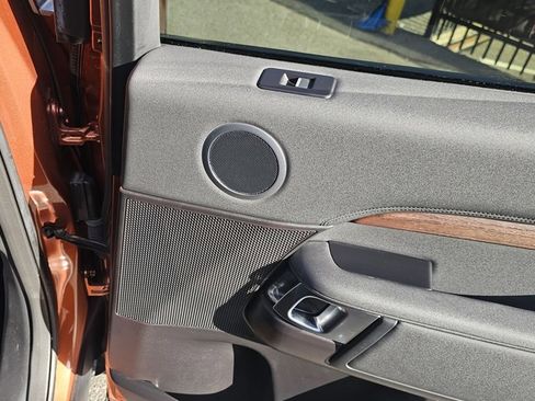 Used 2018 Land Rover Discovery HSE image 11