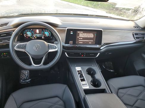 Certified 2024 Volkswagen Atlas SE FWD image 3