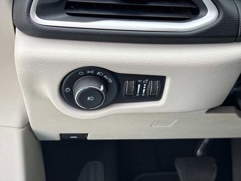 Used 2023 Chrysler Pacifica Touring-L FWD image 30